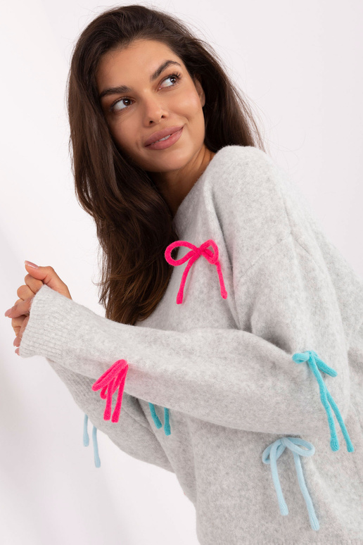 Gaiši pelēka džemperis