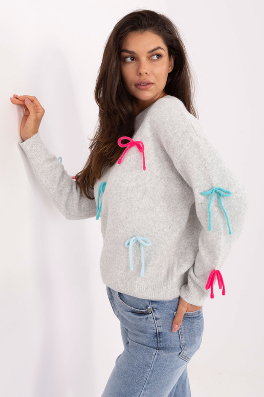 Gaiši pelēka džemperis