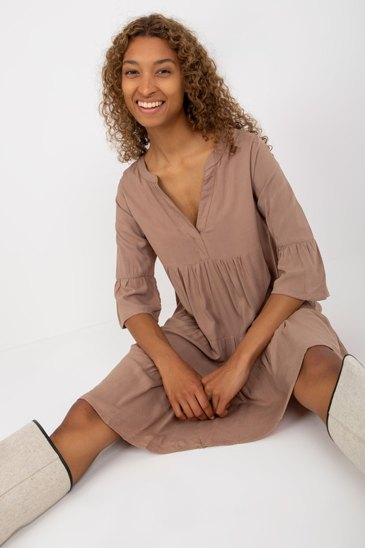 Tumši bēša kleita ar volāniem un 3/4... Tumši bēša kleita ar volāniem un 3/4...