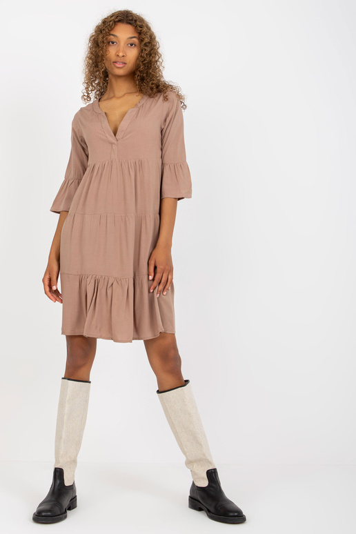 Tumši bēša kleita ar volāniem un 3/4... Tumši bēša kleita ar volāniem un 3/4...