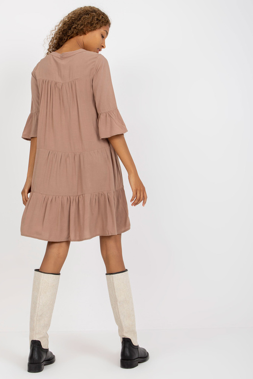 Tumši bēša kleita ar volāniem un 3/4... Tumši bēša kleita ar volāniem un 3/4...