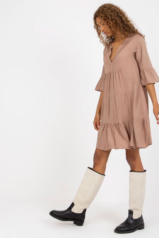 Tumši bēša kleita ar volāniem un 3/4... Tumši bēša kleita ar volāniem un 3/4...