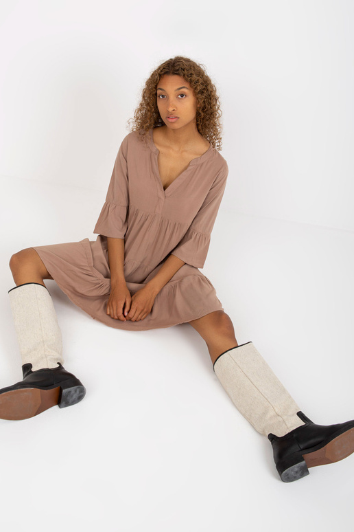 Tumši bēša kleita ar volāniem un 3/4... Tumši bēša kleita ar volāniem un 3/4...