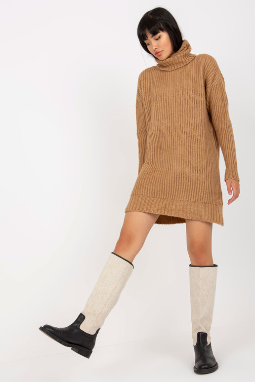 Bēšs džemperis ar garu apkakli...