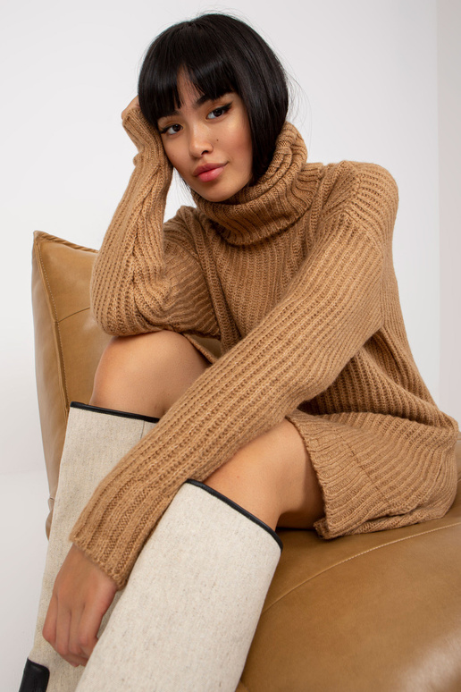 Bēšs džemperis ar garu apkakli...