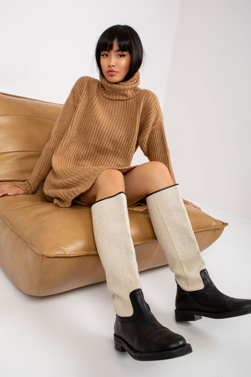 Bēšs džemperis ar garu apkakli...