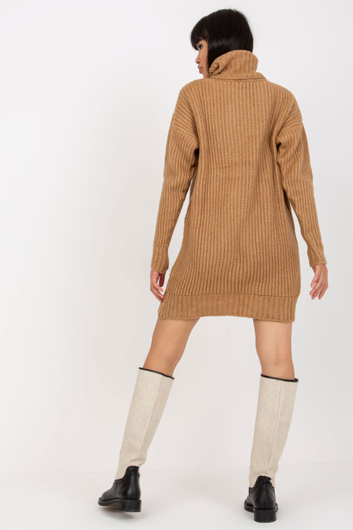 Bēšs džemperis ar garu apkakli...