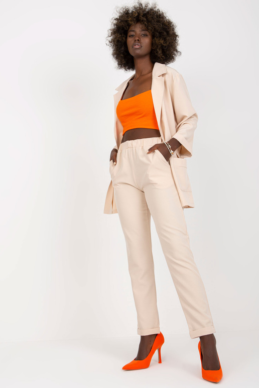 Bēšs divdaļīgs elegants komplekts ar... Bēšs divdaļīgs elegants komplekts ar...