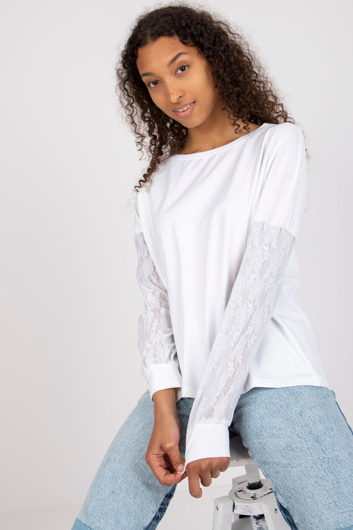 Balta blūze ar mežģīņu piedurknēm...