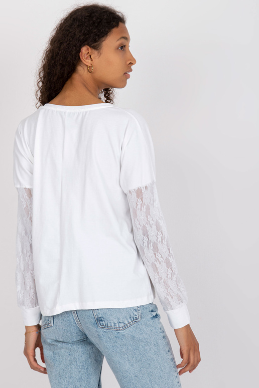 Balta blūze ar mežģīņu piedurknēm...