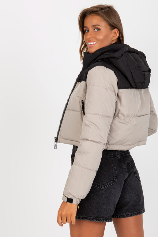 Melna un bēša īsa ziemas jaka ar kabatām Melna un bēša īsa ziemas jaka ar kabatām