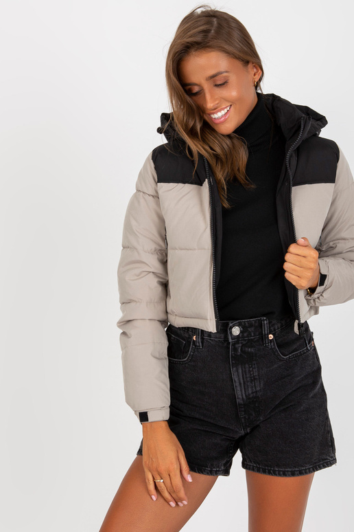 Melna un bēša īsa ziemas jaka ar kabatām Melna un bēša īsa ziemas jaka ar kabatām