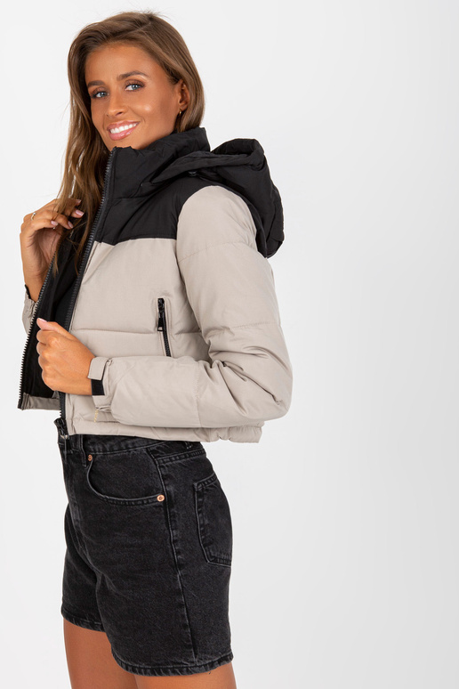 Melna un bēša īsa ziemas jaka ar kabatām Melna un bēša īsa ziemas jaka ar kabatām