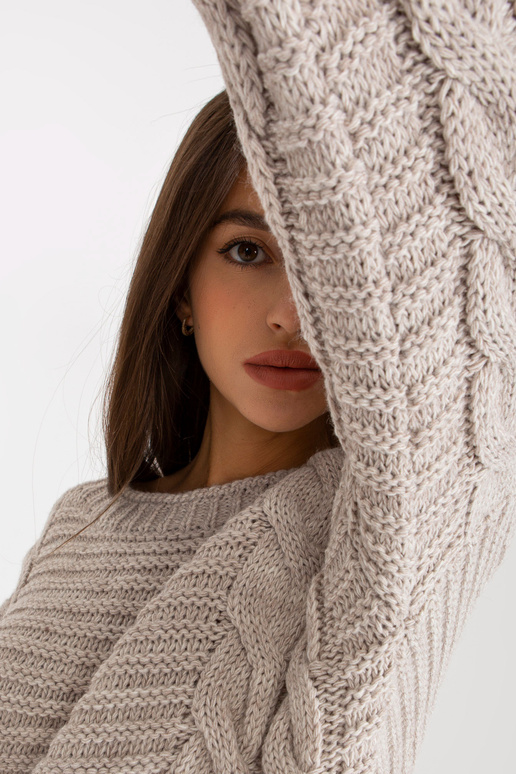 Gaiši bēšs džemperis ar lielizmēra...