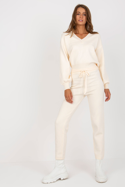 Gaiši bēšs divdaļīgs ikdienas... Gaiši bēšs divdaļīgs ikdienas...