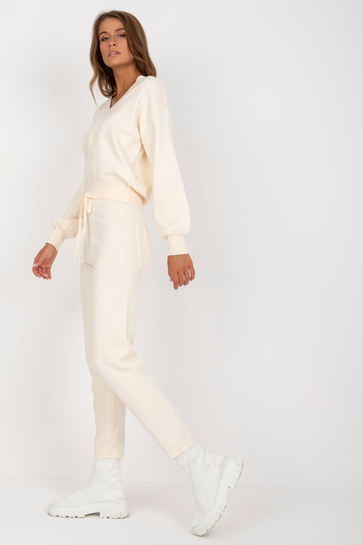 Gaiši bēšs divdaļīgs ikdienas... Gaiši bēšs divdaļīgs ikdienas...