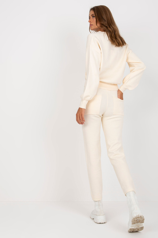 Gaiši bēšs divdaļīgs ikdienas... Gaiši bēšs divdaļīgs ikdienas...