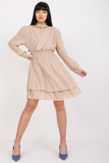 Bēša vējaina kokteiļkleita...