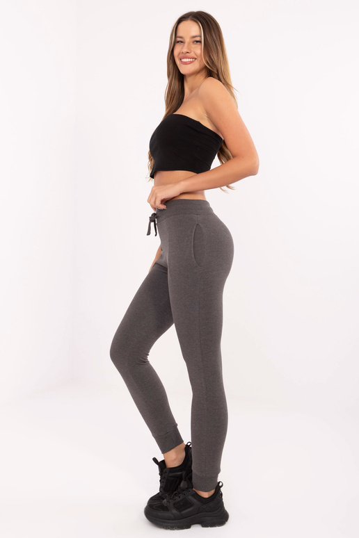 Tumši pelēkas melanžas pamata...