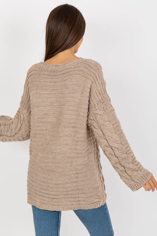 Bēšs džemperis ar bizēm un platām...