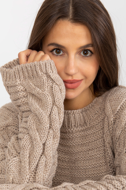 Bēšs džemperis ar bizēm un platām...