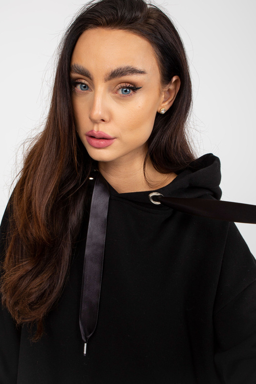 Melns sporta krekls ar kapuci un...