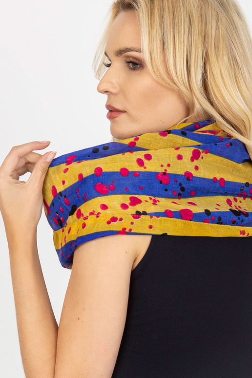 Gelber Schlingenkamin mit Drucken