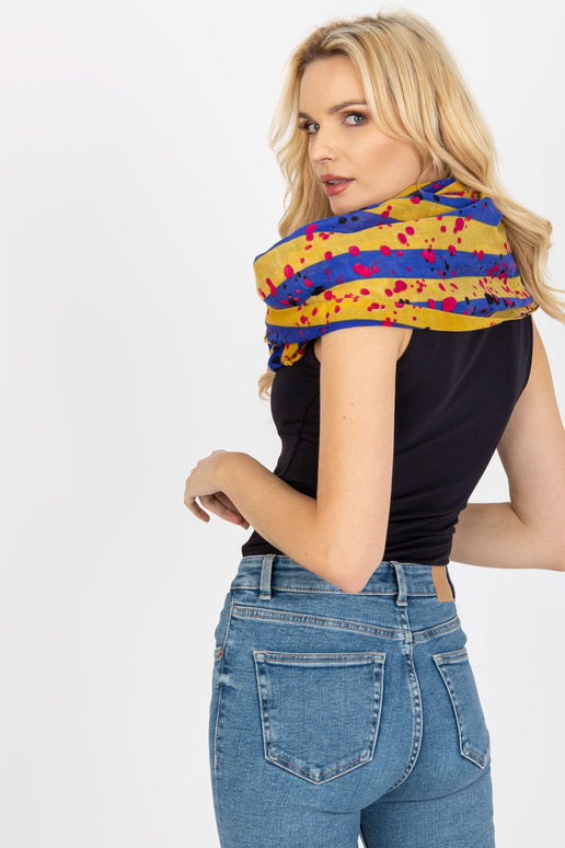 Gelber Schlingenkamin mit Drucken