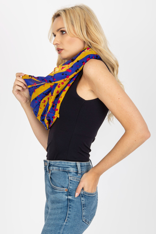 Gelber Schlingenkamin mit Drucken