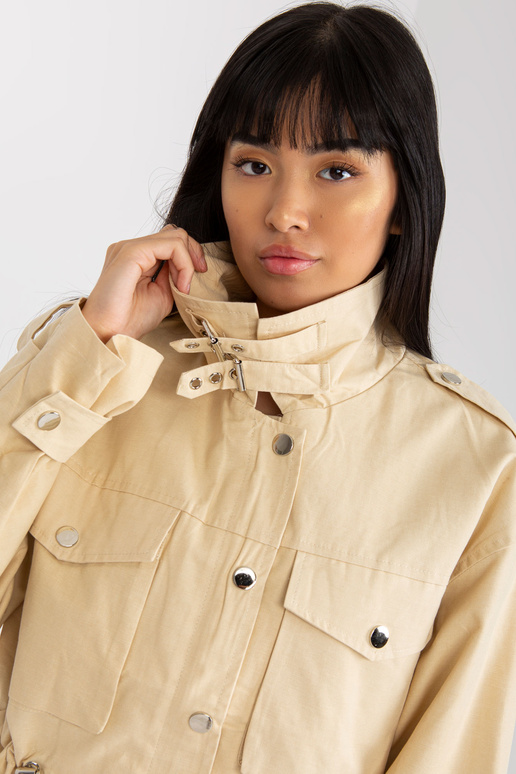 Gaiši bēša kokvilnas pārejas jaka ar... Gaiši bēša kokvilnas pārejas jaka ar...