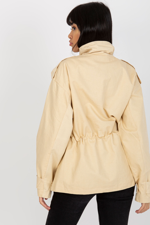 Gaiši bēša kokvilnas pārejas jaka ar... Gaiši bēša kokvilnas pārejas jaka ar...