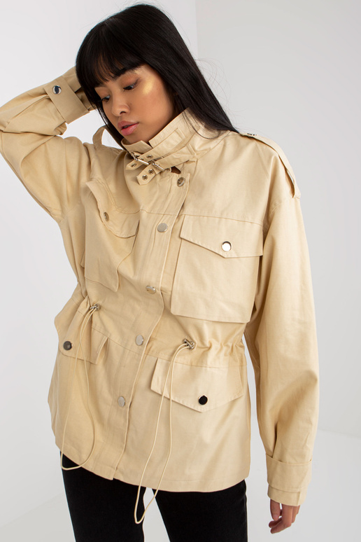 Gaiši bēša kokvilnas pārejas jaka ar... Gaiši bēša kokvilnas pārejas jaka ar...