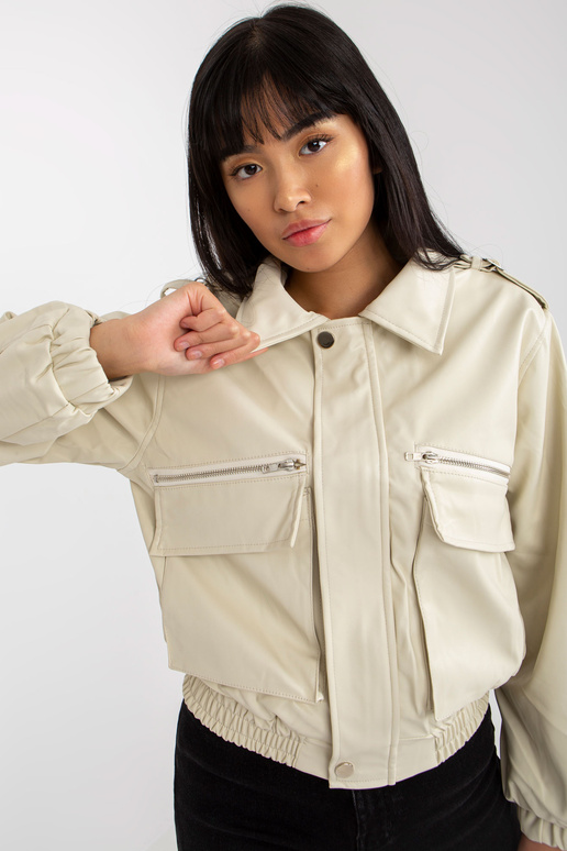 Gaiši bēša eko-ādas īsa jaka ar kabatām