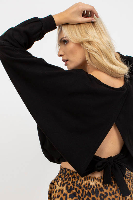 Schwarze Strickbluse mit Tie auf dem... Schwarze Strickbluse mit Tie auf dem...