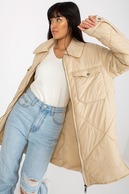 Gaiši bēša stepēta pārejas jaka ar... Gaiši bēša stepēta pārejas jaka ar...