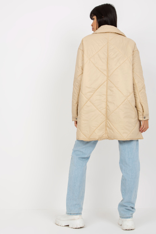 Gaiši bēša stepēta pārejas jaka ar... Gaiši bēša stepēta pārejas jaka ar...