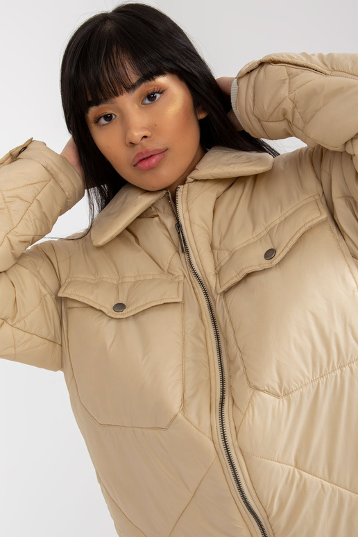 Gaiši bēša stepēta pārejas jaka ar... Gaiši bēša stepēta pārejas jaka ar...