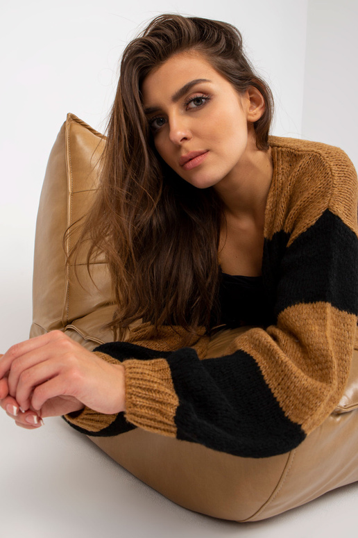 Melns kamieļu jaciņš ar platām...