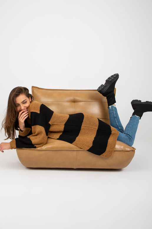 Melns kamieļu jaciņš ar platām...