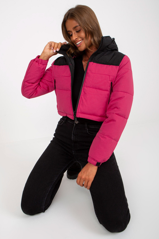 Melna un sarkana īsa ziemas jaka ar... Melna un sarkana īsa ziemas jaka ar...