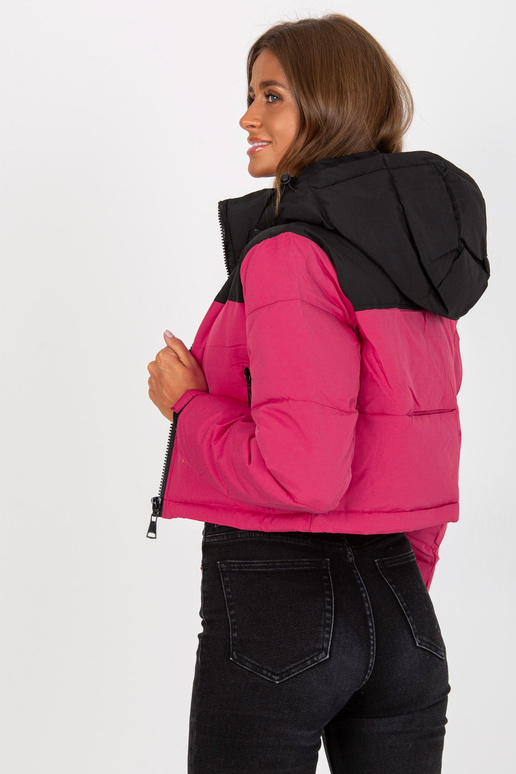 Melna un sarkana īsa ziemas jaka ar... Melna un sarkana īsa ziemas jaka ar...