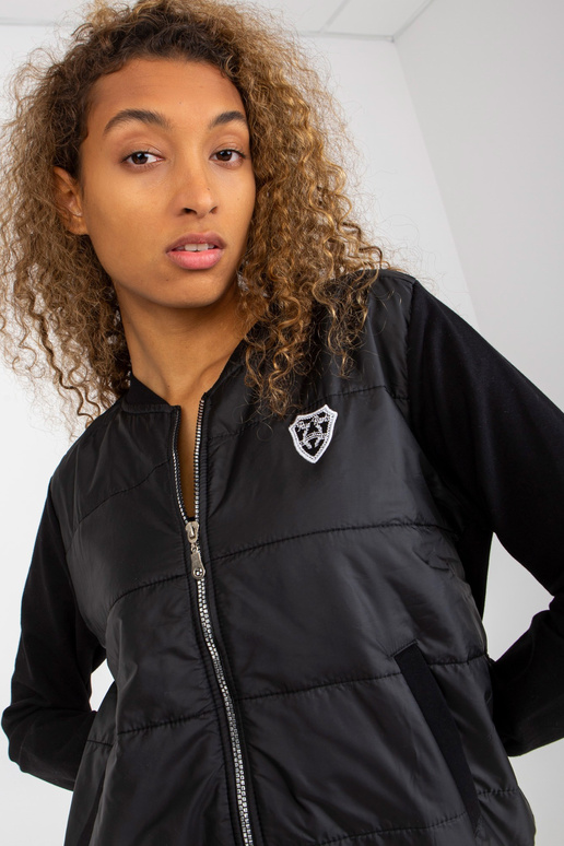 Melna stepēta bomberjaka ar kabatām...