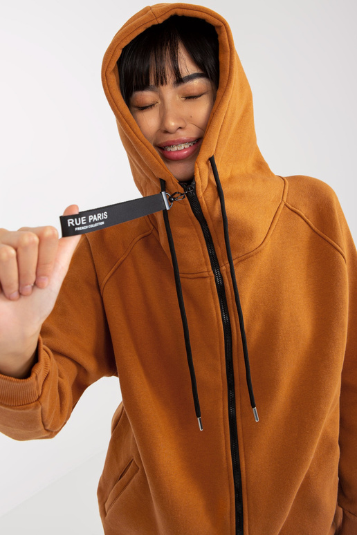 Pamata gaiši brūns sporta krekls ar... Pamata gaiši brūns sporta krekls ar...