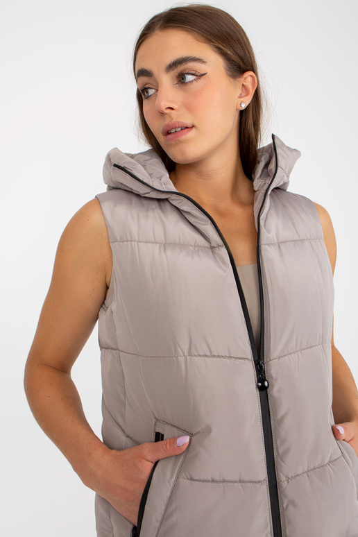 Tumši bēša stepēta dūnu veste ar kapuci