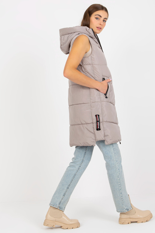 Tumši bēša stepēta dūnu veste ar kapuci