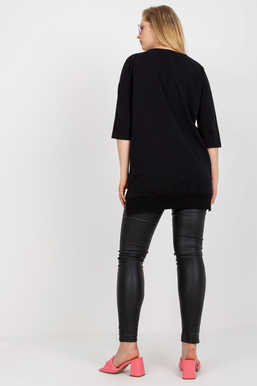 Melna plus izmēra gara blūze ar... Melna plus izmēra gara blūze ar...