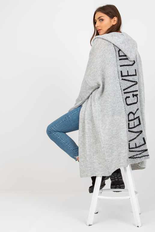 Pelēks trikotāžas jaka ar uzrakstu...