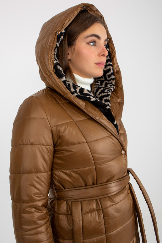 Kamieļa stepēta pārejas jaka ar kapuci Kamieļa stepēta pārejas jaka ar kapuci