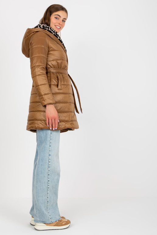 Kamieļa stepēta pārejas jaka ar kapuci Kamieļa stepēta pārejas jaka ar kapuci