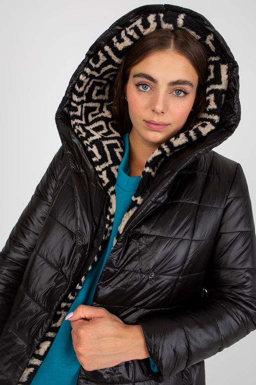 Melna stepēta pārejas jaka ar siksnu